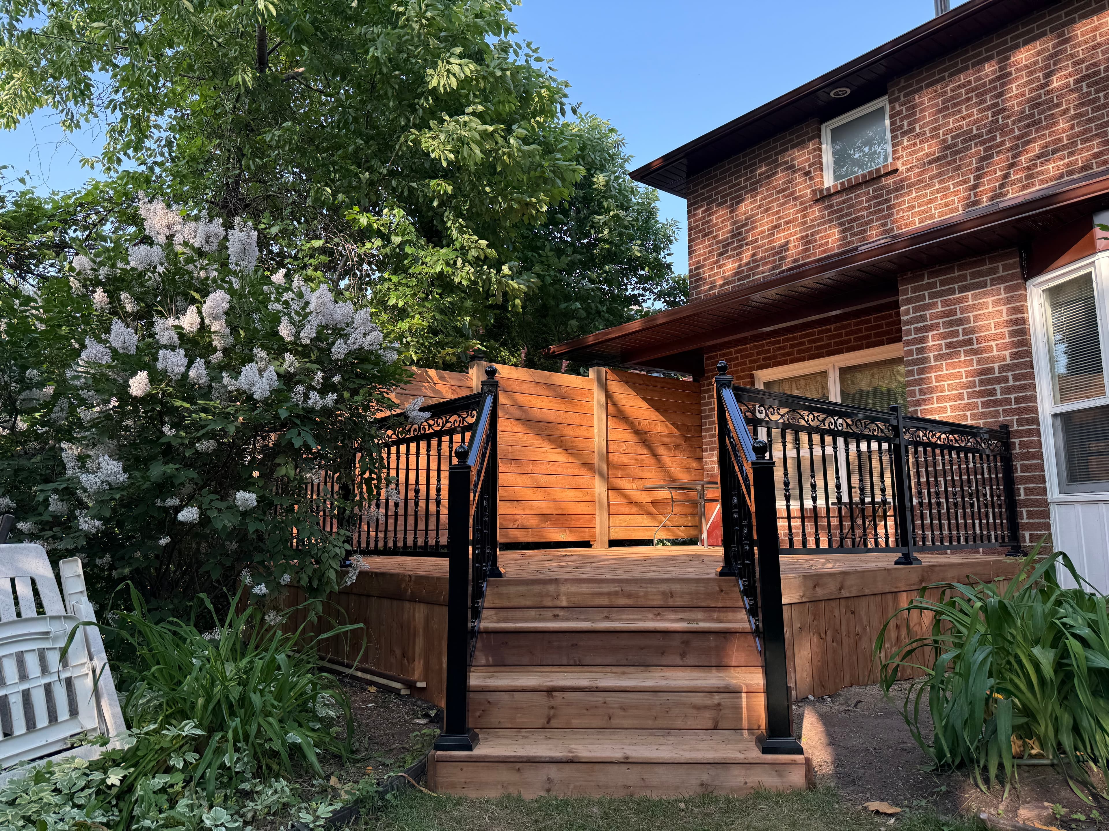 Horizontal privacy screen on deck with metal railing in foreground